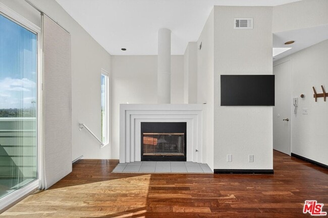 Building Photo - 1653 Micheltorena St Unit 3