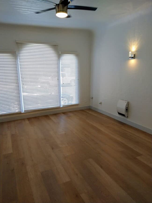 Building Photo - $1,450 - CHARMING Studio Apartment in Long... Unit 02