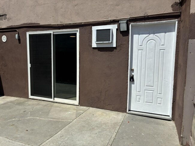 Building Photo - 1129 E La Deney Ct Unit 4