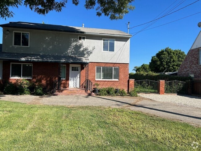 Building Photo - Spacious 4 bedroom, 2 bath single family home