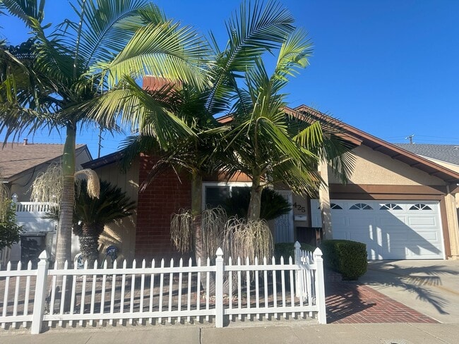 Building Photo - Charming 3 bedroom home in a great family ...