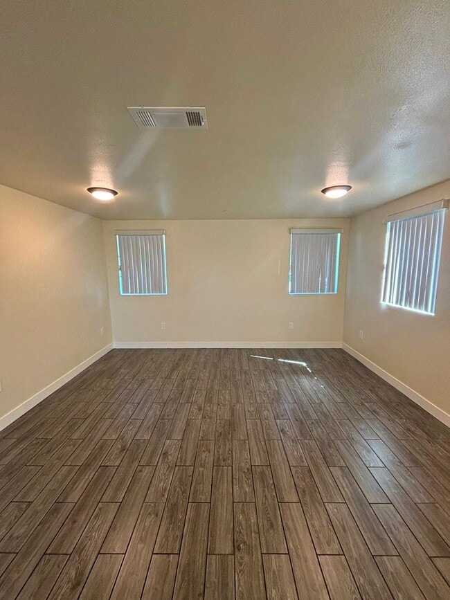 Photo - 407 E 70th St