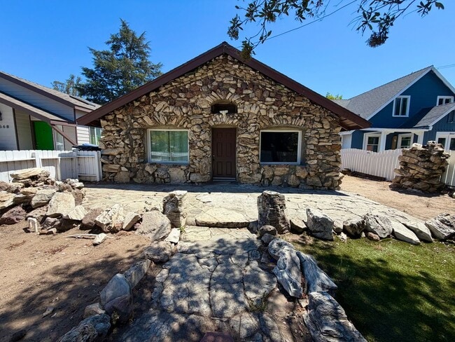 Building Photo - Charming 2 bedroom 1 bathroom house in Thousand Oaks!