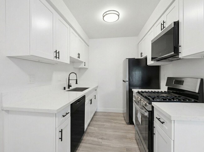 Building Photo - 6828 Fulton Ave Unit 5