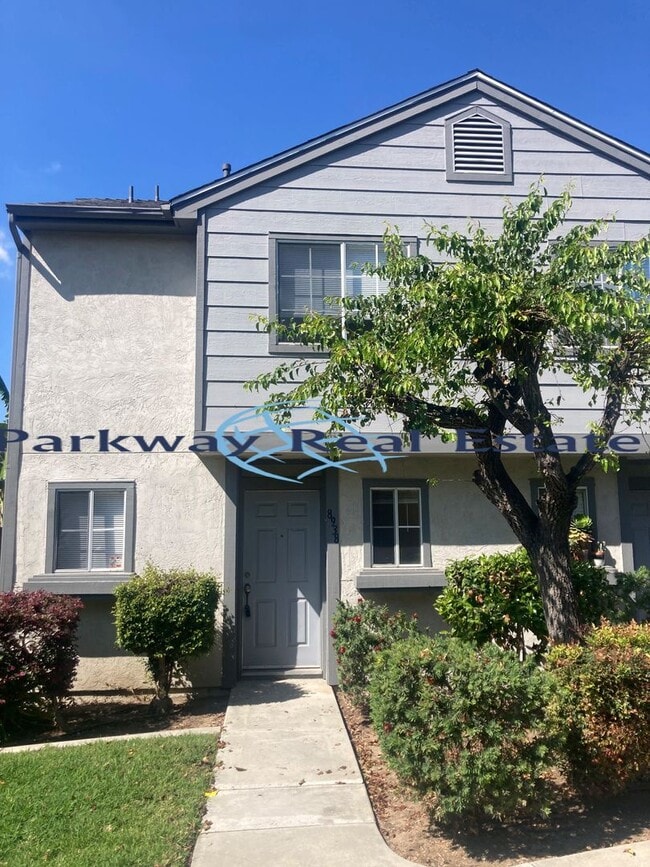 Building Photo - 2 Bedroom Townhome