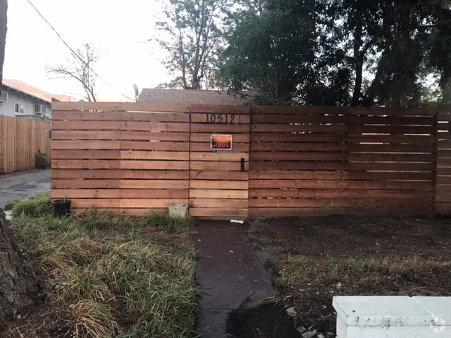Fenced yard. Parking in driveway - 10512 Jardine Ave Rental