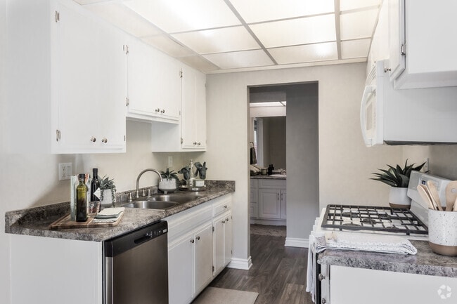 1BR, 1BA - 701SF - Kitchen - Canyon Pines Apartments