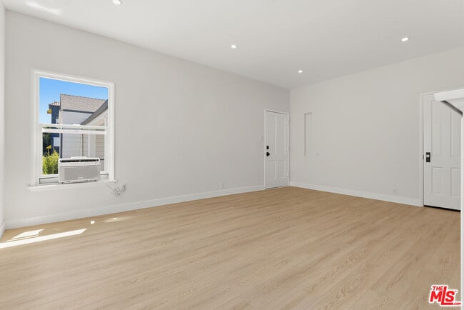 Photo - 833 1/4 N Alfred St
