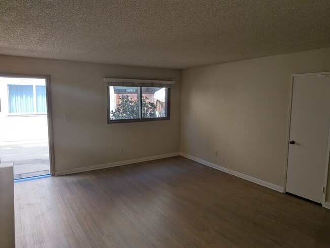 Building Photo - 3709 W Victory Blvd Unit G