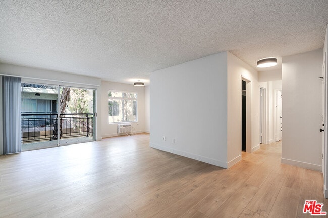 Building Photo - 1352 S Carmelina Ave Unit 204