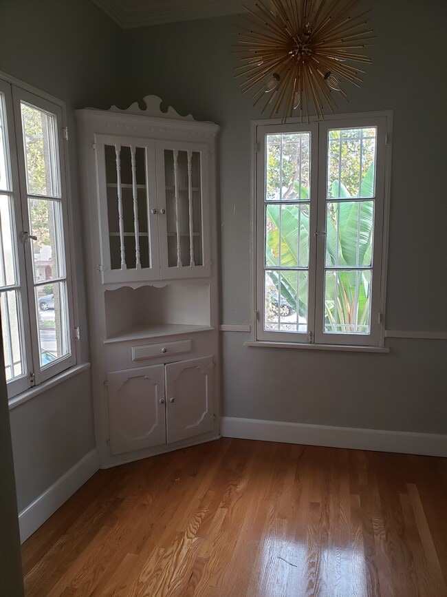 Breakfast Nook - 6201 W 6th St Unit UPPER