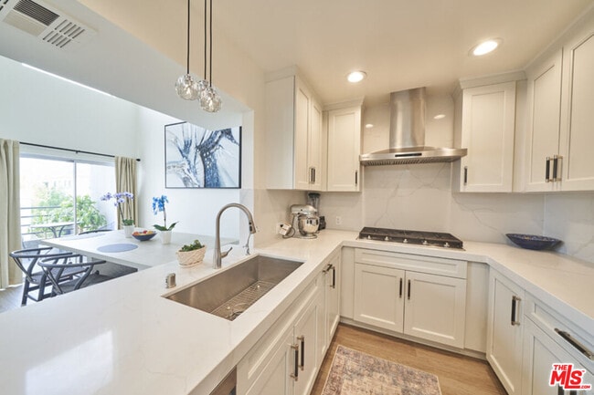 Building Photo - 1617 S Beverly Glen Blvd Unit 303