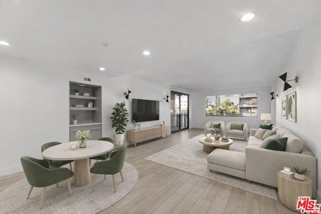 Building Photo - 1118 3rd St Unit 305