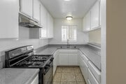 2BR, 2BA - 700SF - Kitchen - 1636 E 6th St.