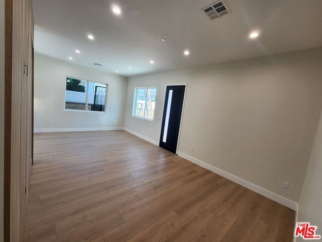 Photo - 13540 Hamlin St