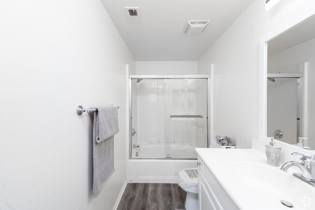 2BR, 2BA - 1007SF - Bathroom - Glendora Park Place Apartments