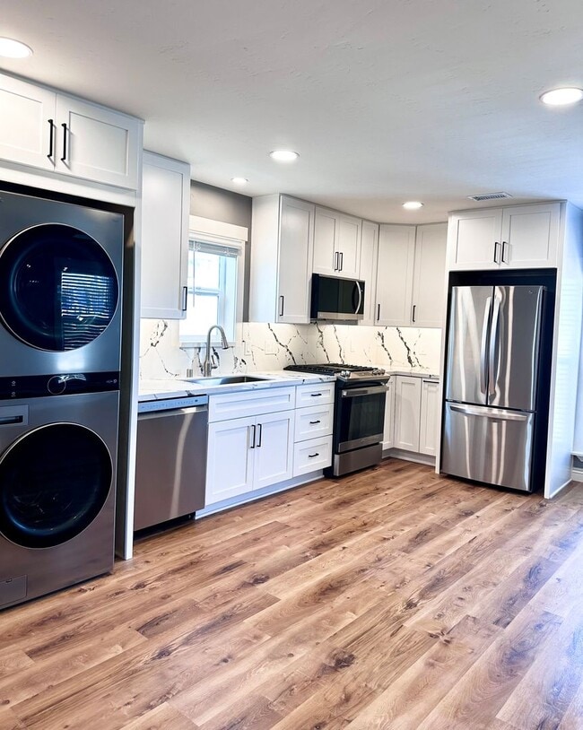 Building Photo - Third Avenue Duplex Unit B