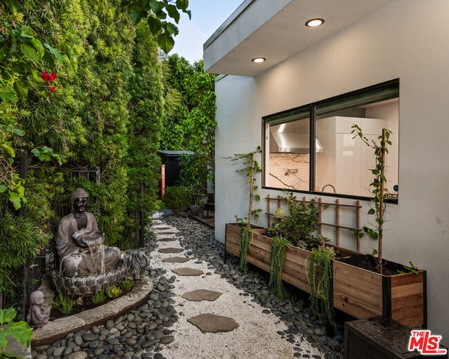 Photo - 2001 Sunset Plaza Dr