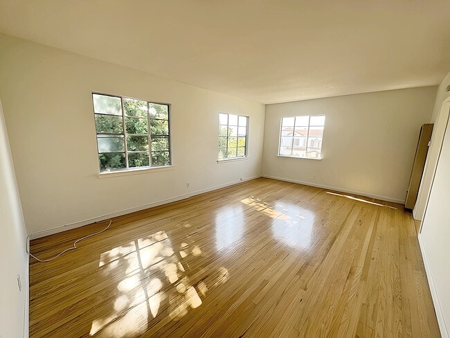 Building Photo - 1318 S Cloverdale Ave Unit 1318 S Cloverdale