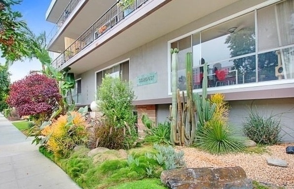 Building Photo - Condo Just One Block from the Beach!