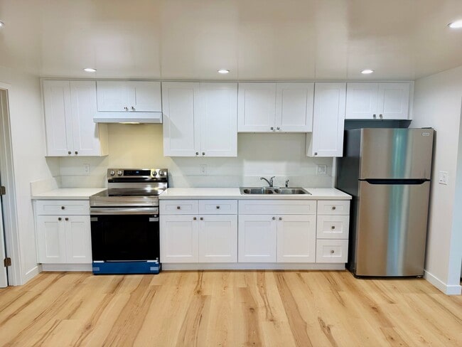 Building Photo - 2922 8th Ave Unit 2924 1/2 8th Ave