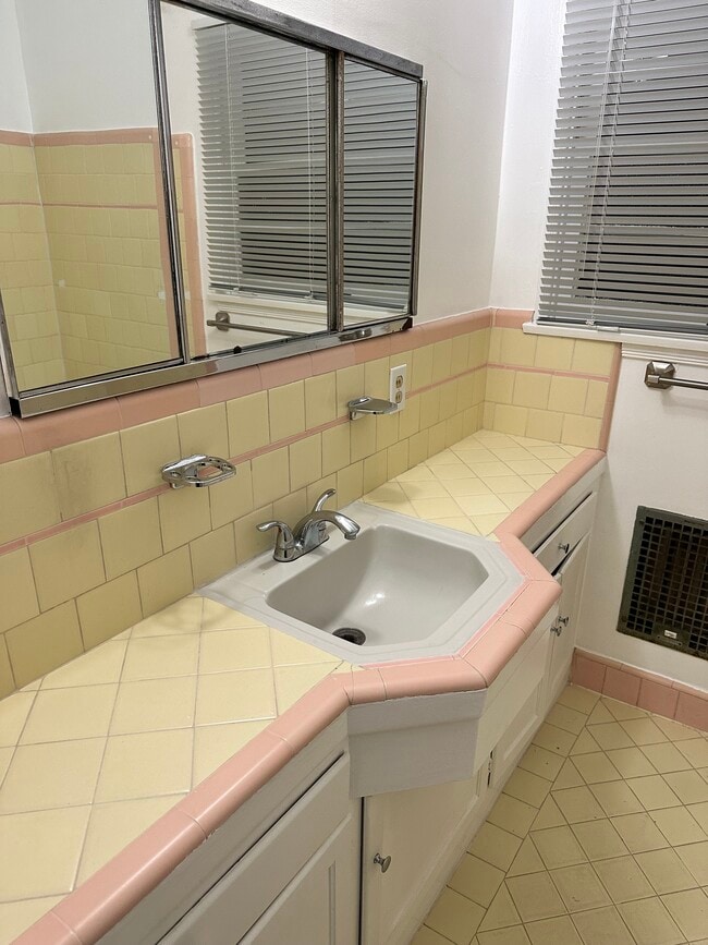 Bathroom - 4068 Lincoln Ave