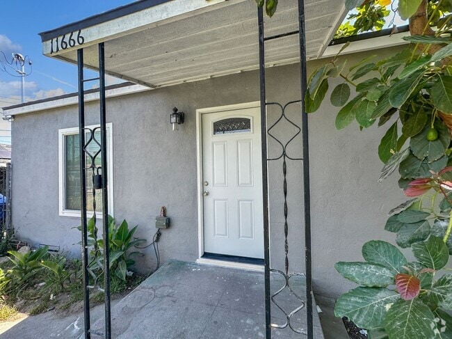 Building Photo - 11666 Killian St Rental
