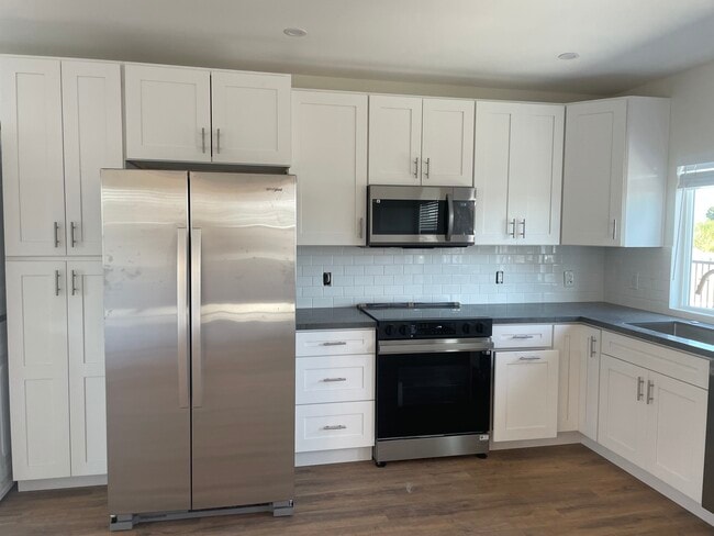 Building Photo - 871 7th St Unit Upstairs