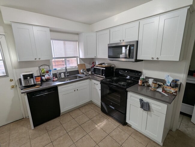 Building Photo - 2213 Ruhland Ave Unit B