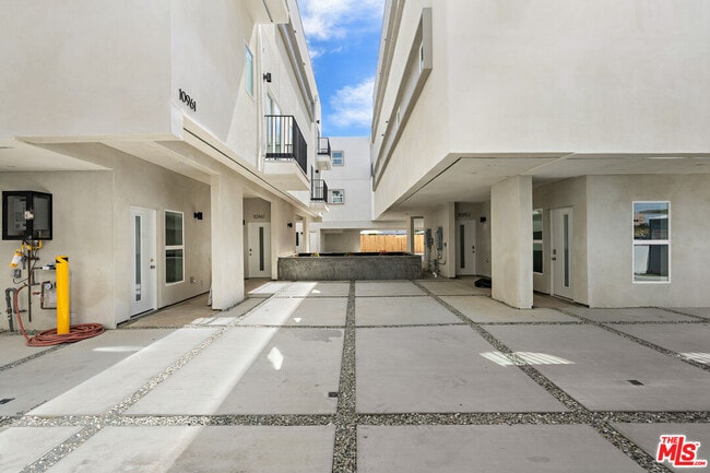 Photo - 10963 Calvert St