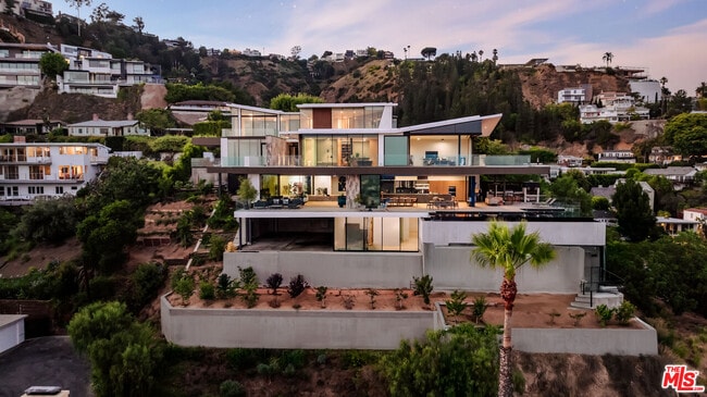 Photo - 8368 Hollywood Blvd