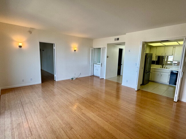Large Livingroom - 321 S San Vicente Blvd Unit #805