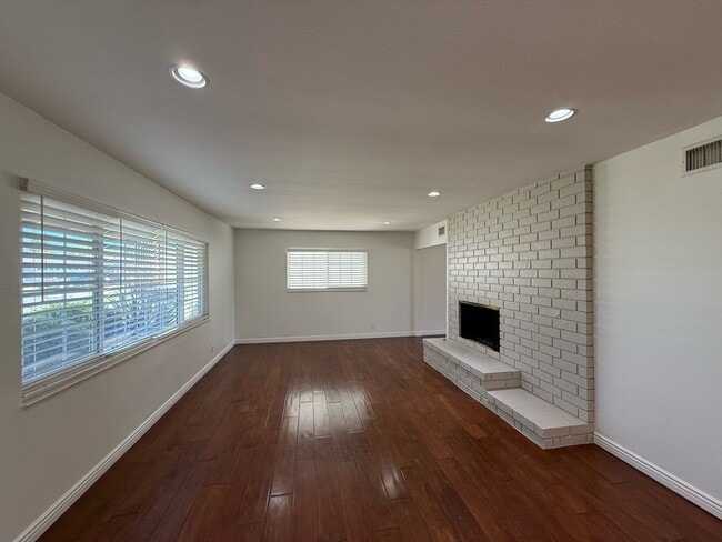 Photo - 1324 E Hickory Ln