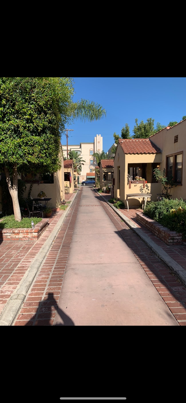 Photo - 5031 Bakman Ave