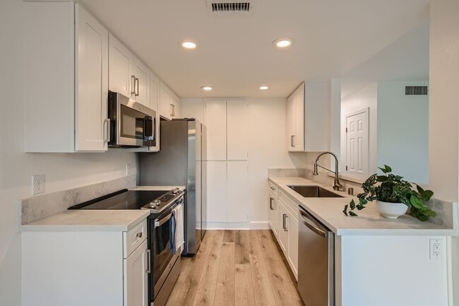 Building Photo - Recently Renovated!! - 3 Bedroom/2 Bath Fi... Rental