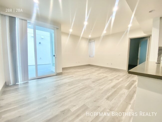 Photo - 4849 Oakwood Ave Unit 401