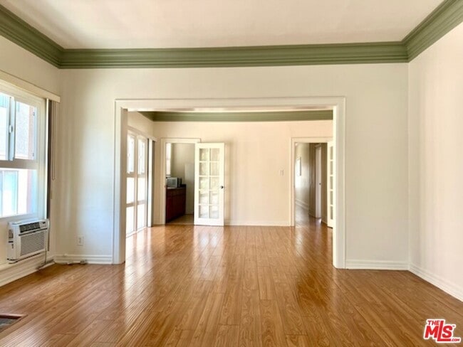 Photo - 860 S Berendo St