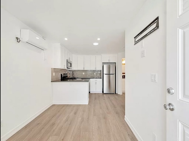 Building Photo - 18230 Hartland St