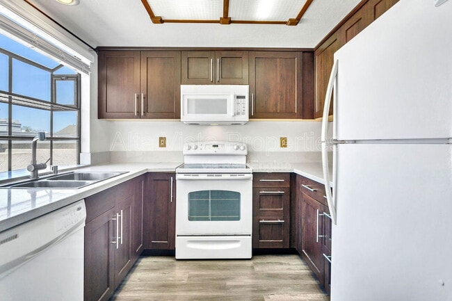 Building Photo - 8878 Regents Rd