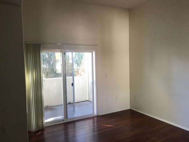 Photo - 15643 Wyandotte St