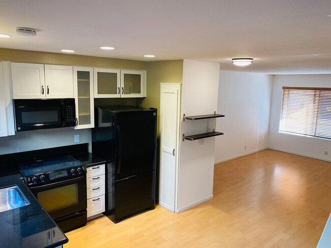 Building Photo - "Charming La Jolla Retreat: Cozy 2-Bedroom...