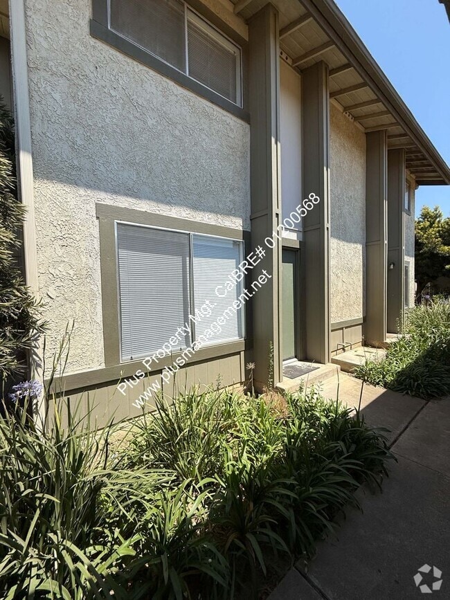 Building Photo - Large Two Story Condo with Two Car Detache... Unit 40