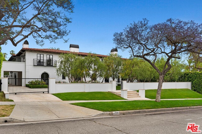 Photo - 704 N Palm Dr