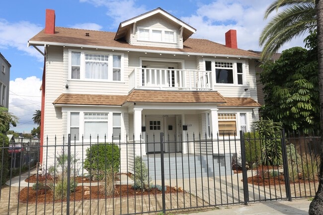 Building Photo - 2129 Cambridge St Unit 2131