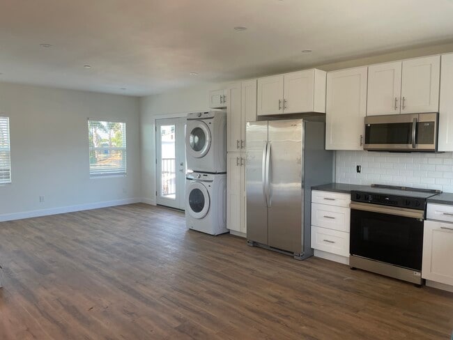 Building Photo - 871 7th St Unit Upstairs