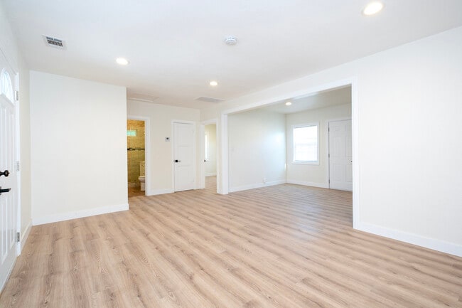 Photo - 7912 Vineland Ave