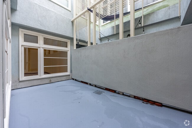 1BR, 1BA - 978SF - PATIO - Spring Arcade Building