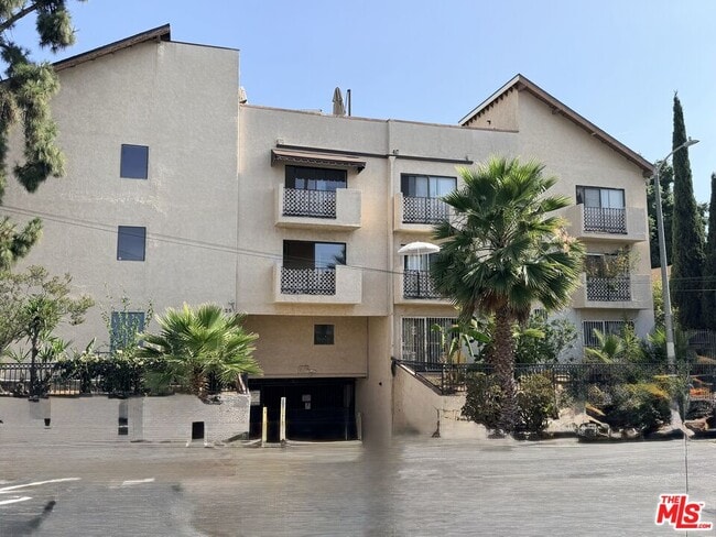 Building Photo - 5125 Harold Way Unit 202