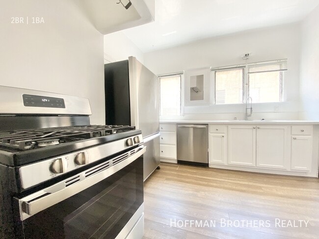 Building Photo - 362 1/2 N Sierra Bonita Ave