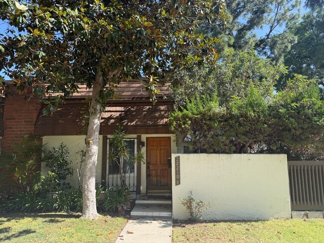Building Photo - Beautiful 3-Bedroom Condo in Chatsworth! Unit 8